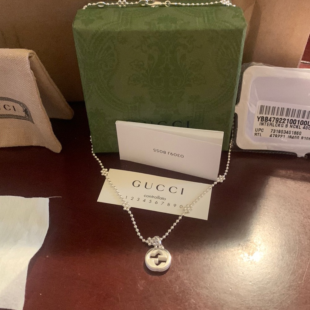 Gucci necklace brand new never warn